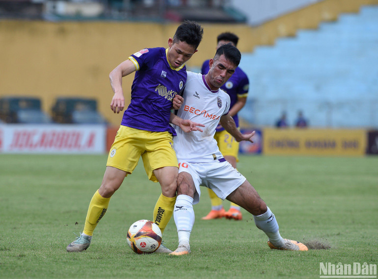 Hai đội thi đấu khá nhạt nhoà trong những phút đầu.