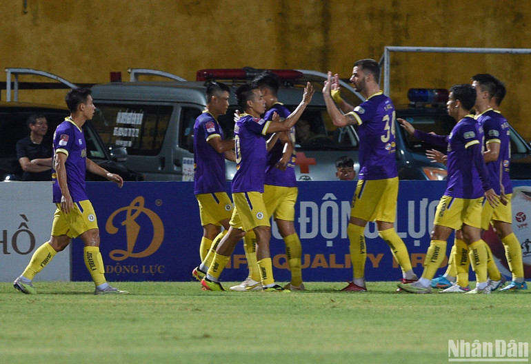 Văn Quyết mở tỷ số trận đấu. Văn Quyết mở tỷ số trận đấu.