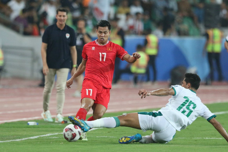 Các cầu thủ tuyển Việt Nam thi đấu nỗ lực. Các cầu thủ tuyển Việt Nam thi đấu nỗ lực.