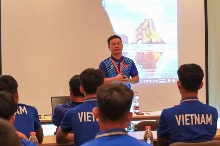 Trưởng đoàn Trần Văn Quỳnh động viên, nhắc nhở các cầu thủ. (Ảnh: VFF)