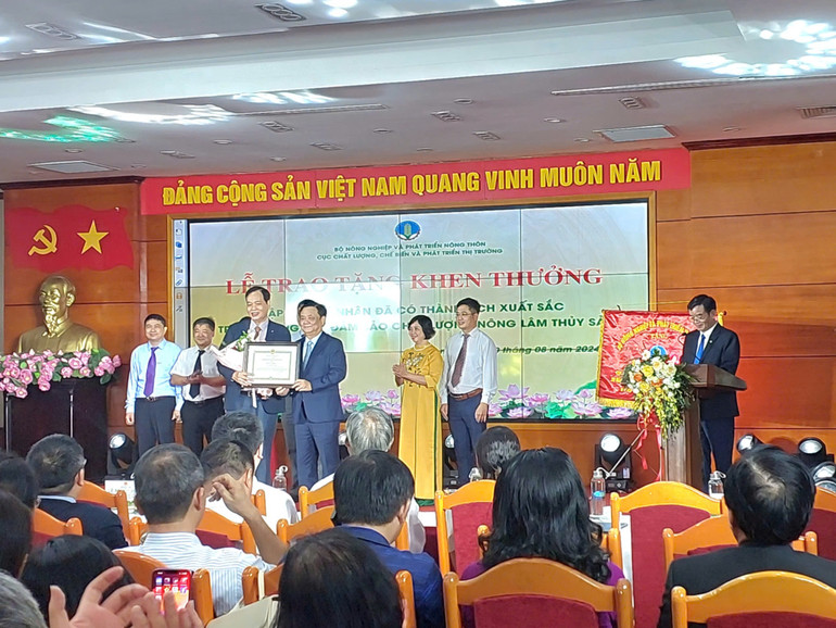 Bộ trưởng Nông nghiệp và Phát triển nông thôn Lê Minh Hoan trực tiếp trao bằng khen cho 12 tập thể và 16 cá nhân của NAFIQPM đã có thành tích xuất sắc trong công tác bảo đảm chất lượng nông, lâm, thủy sản, góp phần vào sự phát triển của ngành nông nghiệp và phát triển nông thôn.