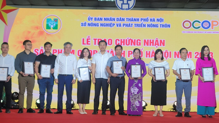 Trao chứng nhận sản phẩm OCOP 4 sao cho các chủ thể