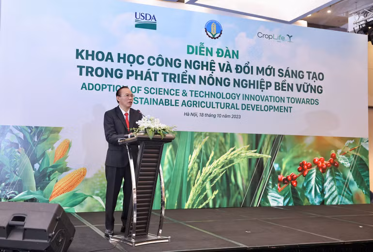 Thứ trưởng Nông nghiệp và Phát triển nông thôn Phùng Đức Tiến phát biểu tại diễn đàn Thứ trưởng Nông nghiệp và Phát triển nông thôn Phùng Đức Tiến phát biểu tại diễn đàn