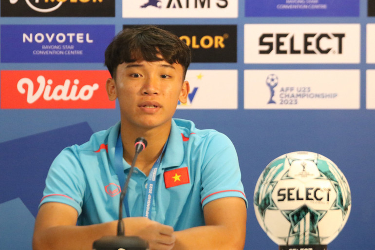 Cầu thủ Nguyễn Hữu Tuấn tại buổi họp báo. (Ảnh: VFF)