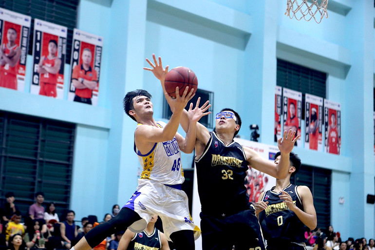 Phạm Hiền Tài nỗ lực đột phá từ khu vực cánh. (Ảnh: VBA)