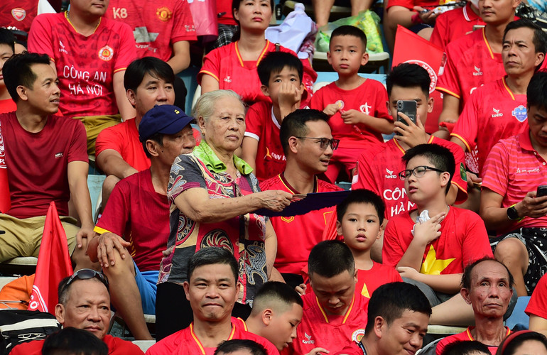Trận đấu thu hút mọi lứa tuổi khán giả, từ người có tuổi...
