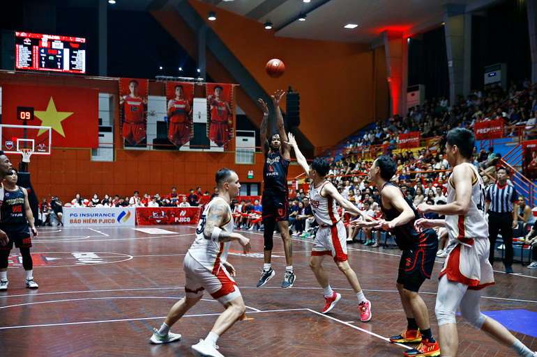 Sameen Swint dứt điểm tầm trung.