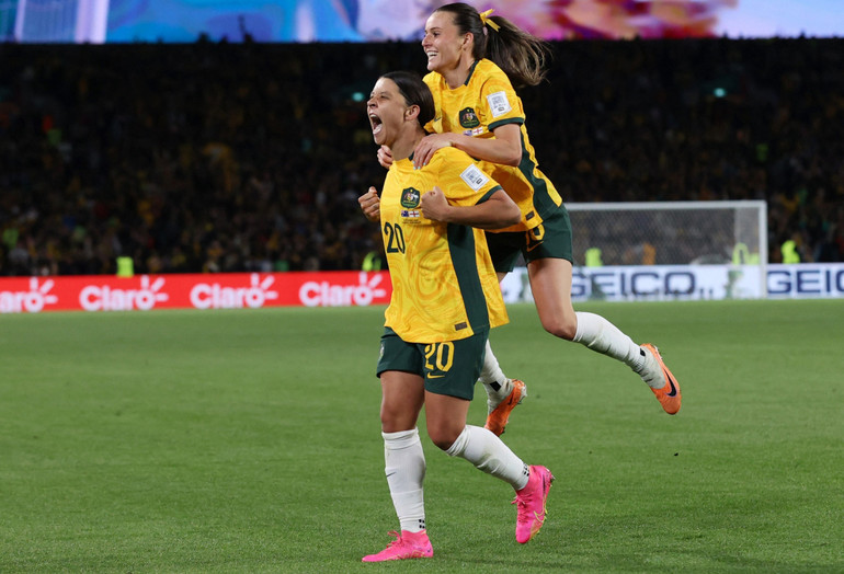 Sam Kerr (số 20) khẳng định khả năng dứt điểm đẳng cấp. (Ảnh: Reuters)