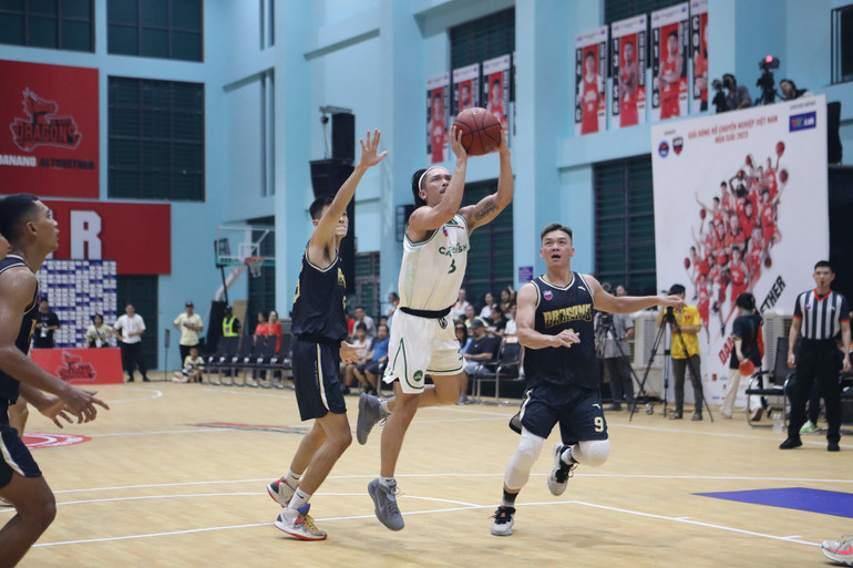 Michael Soy vượt qua các cầu thủ Danang Dragons để dứt điểm cận rổ. (Ảnh: VBA)