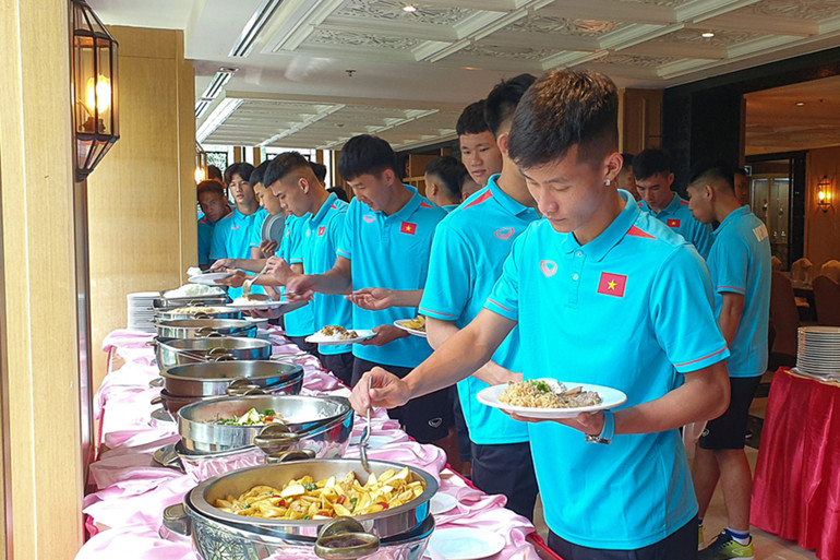 Các cầu thủ có bữa trưa ngon miệng trước khi lên phòng nghỉ ngơi chuẩn bị cho buổi tập đầu tiên tại Bangkok. (Ảnh: VFF)