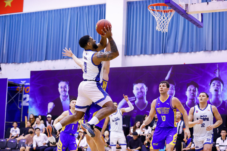 Madarious Gibbs đột phá lên rổ. (Ảnh: VBA)