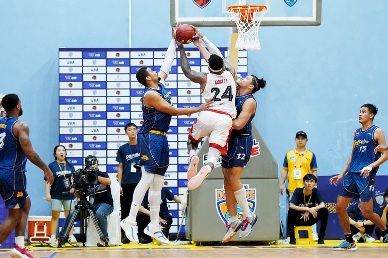 Kentrell Barkley (áo trắng) tấn công rổ trước 2 cầu thủ có thể hình tốt nhất của Nha Trang Dolphins là Robert Sampson (trái) và Dominique Tham. (Ảnh: VBA) Kentrell Barkley (áo trắng) tấn công rổ trước 2 cầu thủ có thể hình tốt nhất của Nha Trang Dolphins là Robert Sampson (trái) và Dominique Tham. (Ảnh: VBA)