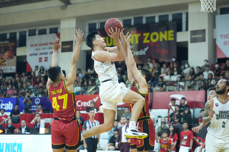 William Trần đột phá vào chính diện rổ. (Ảnh: VBA)