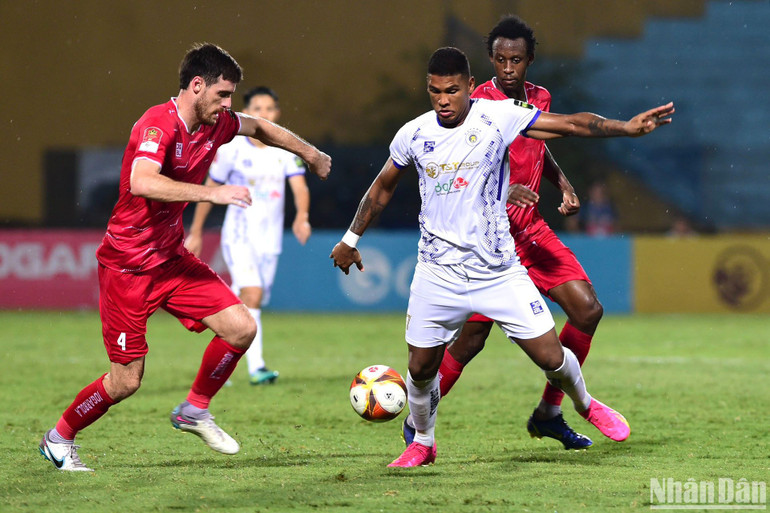 Caion tìm được bàn thắng vào những phút thi đấu cuối cùng. (Ảnh: TRẦN HẢI)