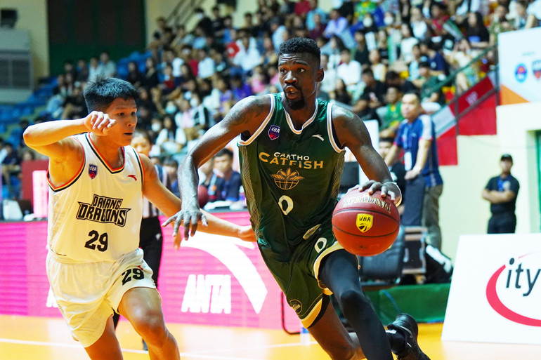 Joshua Keyes ghi double-double giúp Cantho Catfish lội ngược dòng ấn tượng. (Ảnh: VBA)