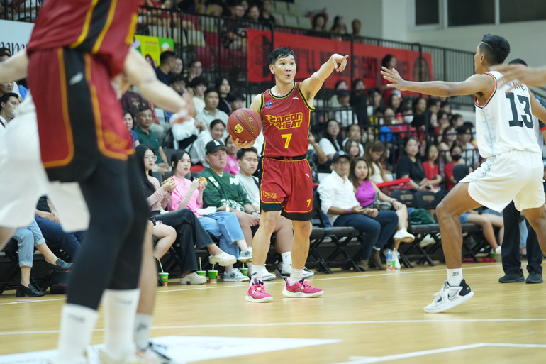 Dư Minh An ra hiệu để các cầu thủ Saigon Heat chạy chỗ. (Ảnh: VBA)