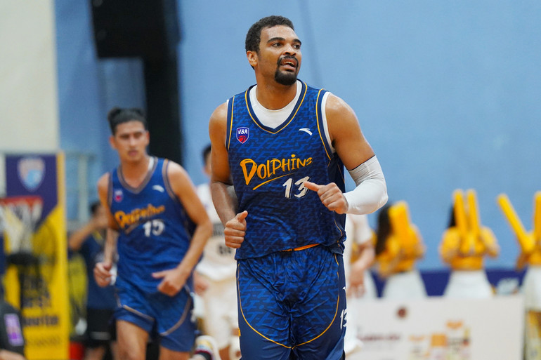 Robert Sampson nhận danh hiệu Player of the Game. (Ảnh: VBA)