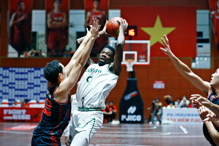 Joshua Keyes cầm bóng tấn công khu vực cận rổ. (Ảnh: VBA)