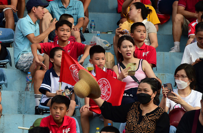 ...Tới những em nhỏ.