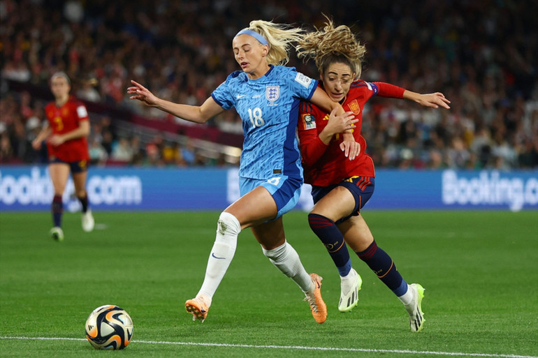 Các cô gái Anh chiến đấu kiên cường nhằm tìm kiếm bàn gỡ hòa. (Ảnh: Reuters)