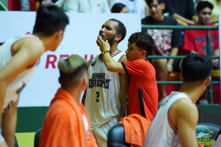 Jermaine Marrow rời sân sau va chạm với Joshua Keyes. (Ảnh: VBA)