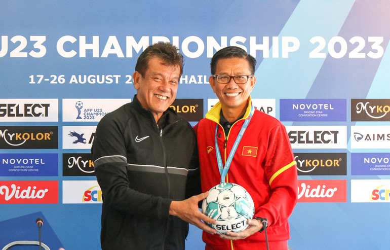 Huấn luyện viên Elavarasan và huấn luyện viên Hoàng Anh Tuấn tại buổi họp báo. (Ảnh: VFF)