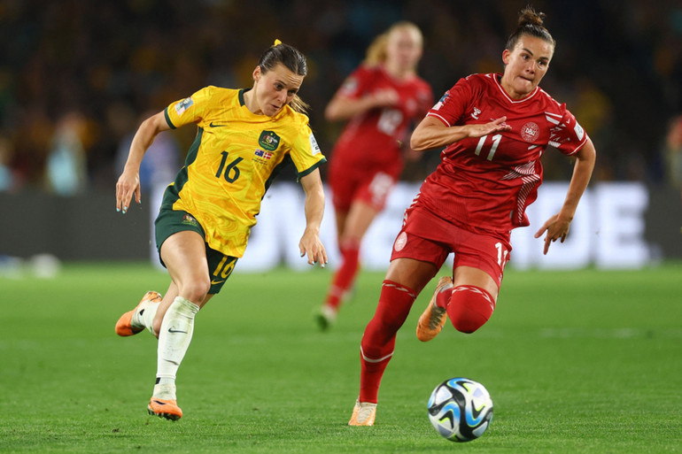 Các cầu thủ Australia giành lợi thế trước khi hiệp 2 bắt đầu. (Ảnh: Reuters)