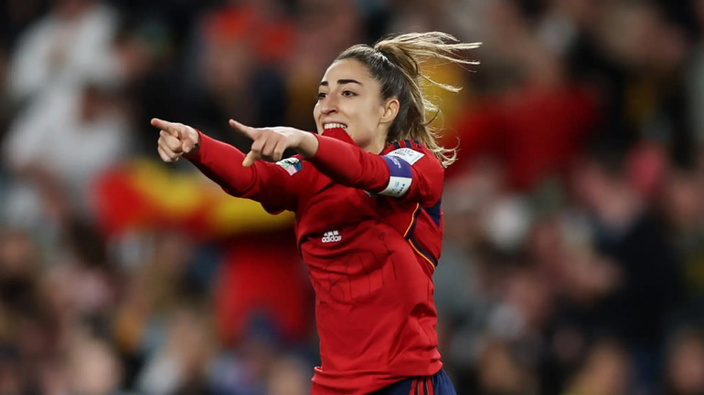 Olga Carmona mặc áo trong với dòng chữ "Merchi". (Ảnh: Getty)