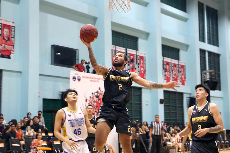 Jermaine Marrow dứt điểm bằng tay phải. (Ảnh: VBA)