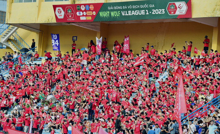 Sắc đỏ của hội cổ động viên Công an Hà Nội phủ kín khán đài.