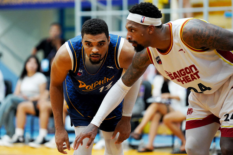 Robert Sampson (áo xanh) đối đầu Kentrell Barkley. (Ảnh: VBA) Robert Sampson (áo xanh) đối đầu Kentrell Barkley. (Ảnh: VBA)