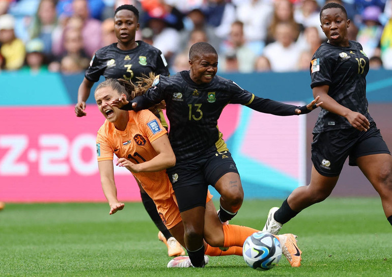 Tình huống dẫn tới chấn thương nặng của Bambanani Mbane khiến nữ tuyển thủ Nam Phi phải rời sân. (Ảnh: Reuters)