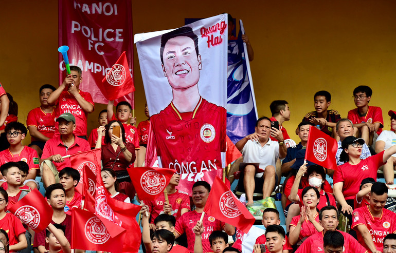 Một người hâm mộ với tấm áp phích hình Quang Hải.