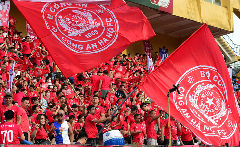 Những lá cờ lớn của câu lạc bộ Công an Hà Nội.