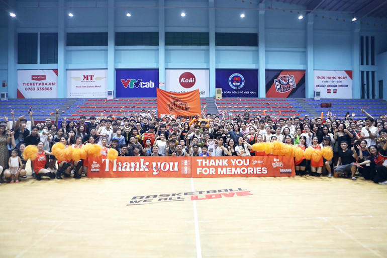 Người hâm mộ lưu lại kỷ niệm trận sân nhà cuối cùng tại VBA 2023 của Danang Dragons.