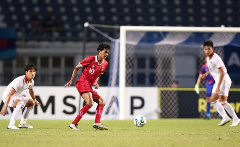 Hàng phòng ngự U23 Việt Nam đối mặt với sức ép. (Ảnh: WS)