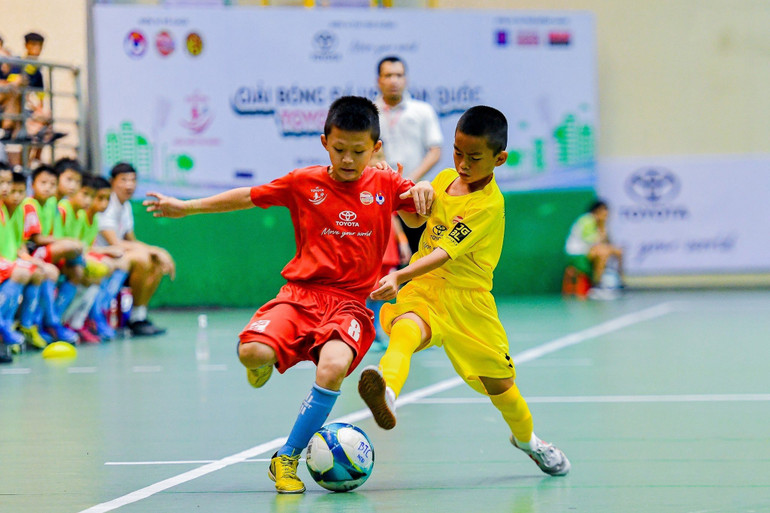 Quyết liệt giành quyền kiểm soát bóng. (Ảnh: BTC)