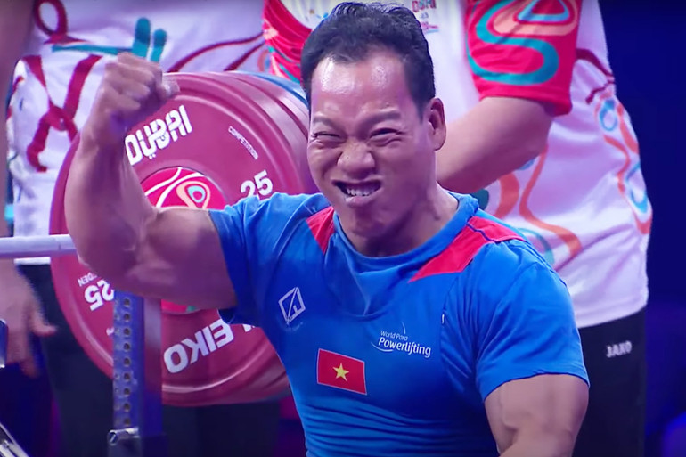 Khoảnh khắc Lê Văn Công ăn mừng chiến thắng. (Ảnh: IPC)