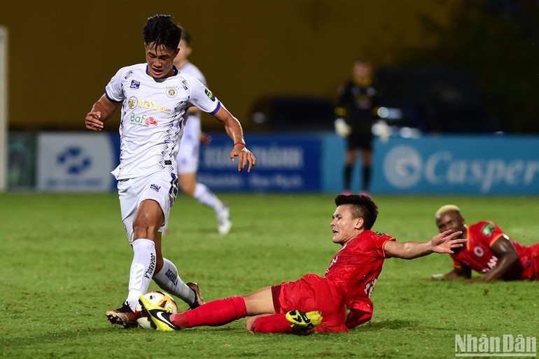 Quang Hải thi đấu lăn xả. (Ảnh: TRẦN HẢI) Quang Hải thi đấu lăn xả. (Ảnh: TRẦN HẢI)