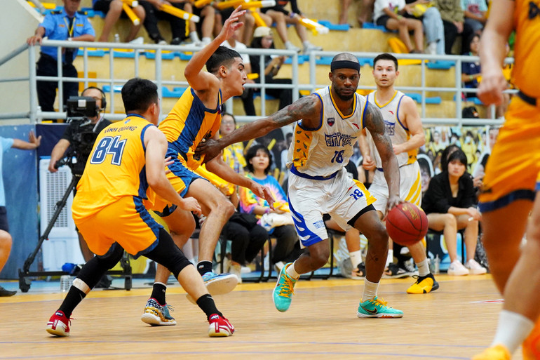 Jeremy Smith tìm cách xâm nhập khu vực vòng trong của Nha Trang Dolphins. (Ảnh: VBA)