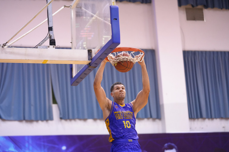 Trung phong Yevgen Sakhniuk úp rổ. (Ảnh: VBA)