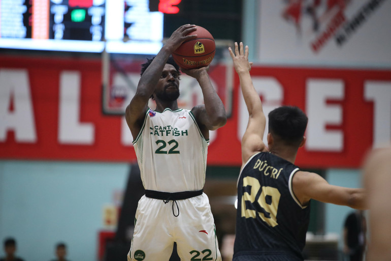 Brachon Griffin ném bóng trước tay chắn của nội binh Dương Đức Trí. (Ảnh: VBA)