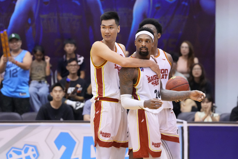 Nguyễn Huỳnh Phú Vinh ăn mừng cùng Kentrell Barkley. (Ảnh: VBA) Nguyễn Huỳnh Phú Vinh ăn mừng cùng Kentrell Barkley. (Ảnh: VBA)