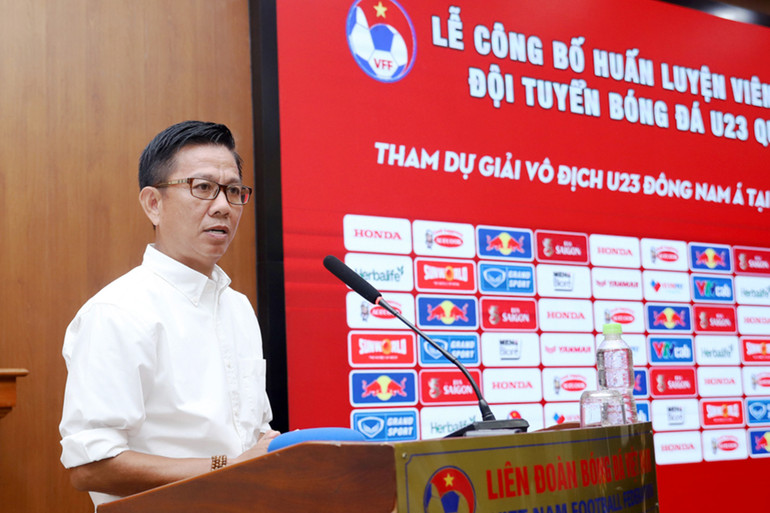 Huấn luyện viên trưởng U23 Việt Nam Hoàng Anh Tuấn phát biểu tại buổi lễ. (Ảnh: VFF) Huấn luyện viên trưởng U23 Việt Nam Hoàng Anh Tuấn phát biểu tại buổi lễ. (Ảnh: VFF)