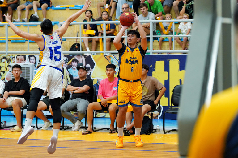 Nguyễn Phúc Vinh ném ba điểm từ góc 0 độ. (Ảnh: VBA)