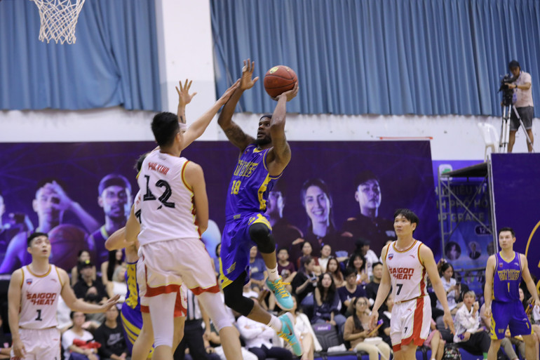 Jeremy Smith đu người trên không để dứt điểm qua hàng chắn Saigon Heat. (Ảnh: VBA) Jeremy Smith đu người trên không để dứt điểm qua hàng chắn Saigon Heat. (Ảnh: VBA)
