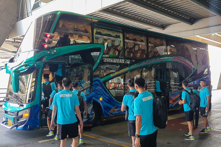 Xe buýt phục vụ đội tuyển trong thời gian tập huấn tại Bangkok. (Ảnh: VFF)