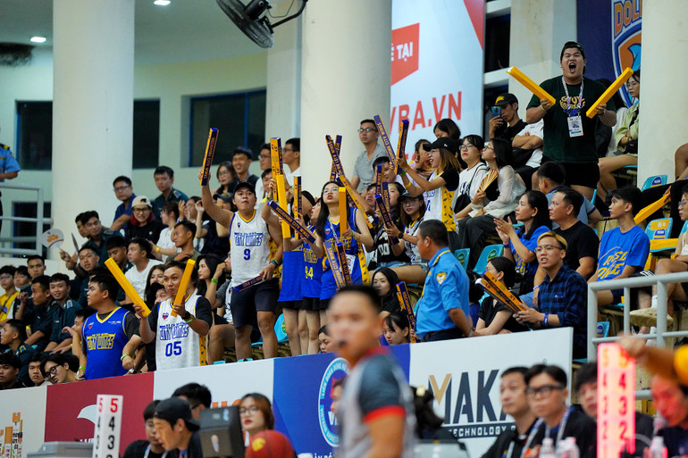 Người hâm mộ cổ vũ Ho Chi Minh City Wings. (Ảnh: VBA)