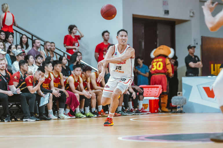 Justin Young đẩy bóng vượt tuyến cho đồng đội. (Ảnh: VBA)