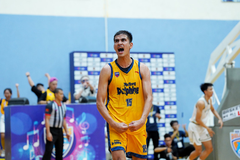 Sơn Minh Tâm ăn mừng pha ba điểm ấn định chiến thắng. (Ảnh: VBA)